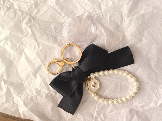 Event-ready acrylic photo keychain set from True Backdrops featuring pre-assembled photo booth accessories with bows.